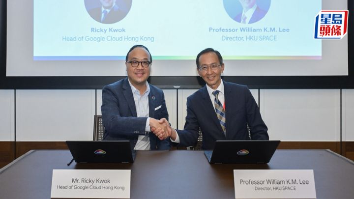 香港大學專業進修學院院長李經文與Google	Cloud香港主管Ricky	Kwok簽署合作備忘錄。HKU SPACE提供	