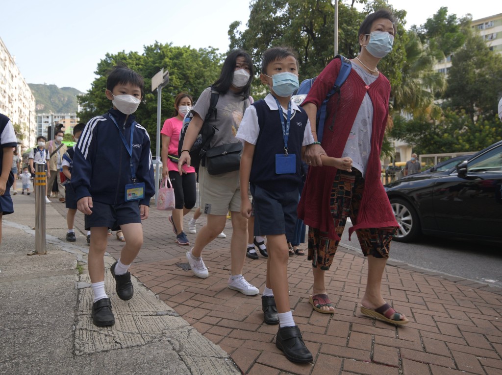 若学校在「点人头」后需要缩班和出现超额教师，小学方面，小一至小五会改以每班23人而非25人作为核准班数的准则。