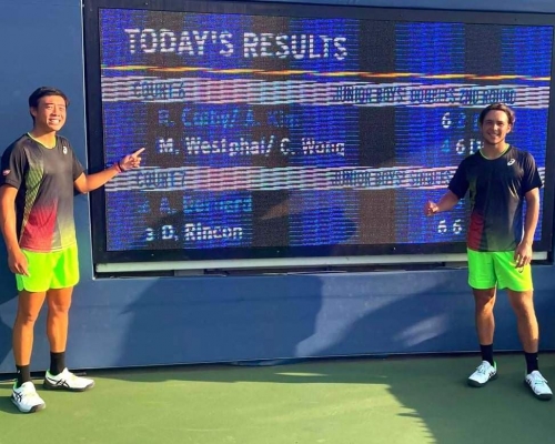 黃澤林(左)與拍檔韋斯特法爾打入青年組男雙決賽。 香港網球總會圖片