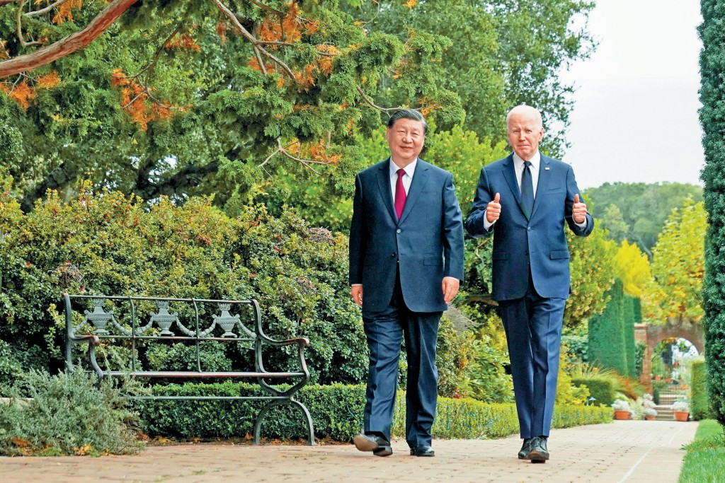 習近平（左）和拜登（右）在費羅麗莊園內散步聊天。
