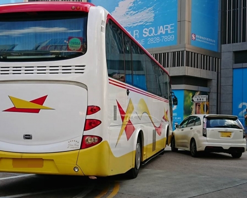 觀塘旅遊巴與私家車爭位擦撞。網民Christa Tsz Ching‎圖片