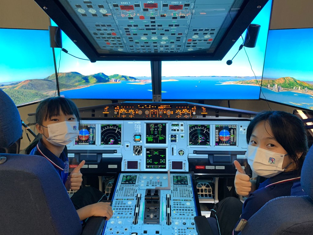 入境处安排约30名领袖团学员到访香港国际航空学院。