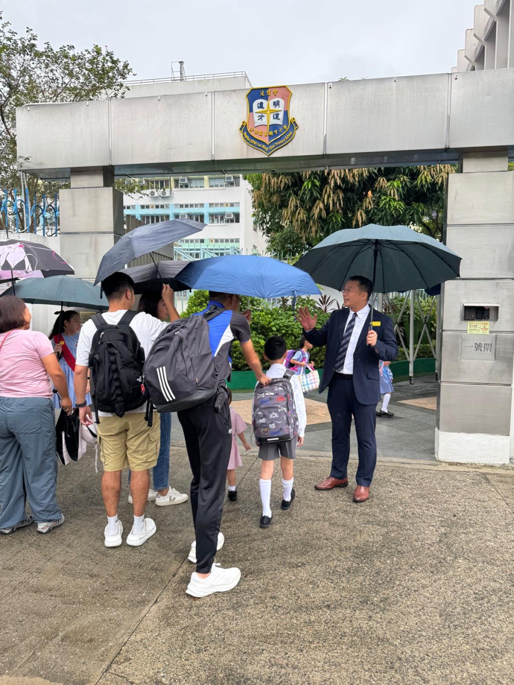校长与每位同学打招呼,欢迎孩子回归校园。(图片来源:Oh!爸妈) 校长与每位同学打招呼,欢迎孩子回归校园。(图片来源:Oh!爸妈)
