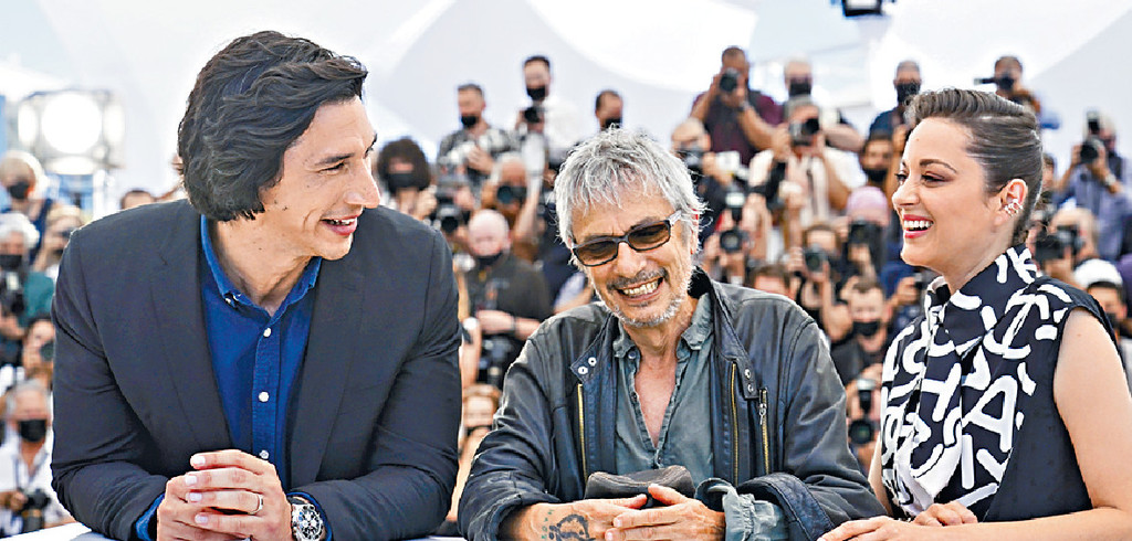 ■阿當載華（左）及瑪莉安歌迪娜（右）宣傳開幕電影《Annette》。美聯社