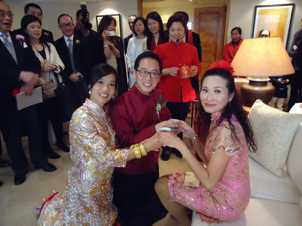 鄭志雯2012年與「鋼鐵大王」龐鼎元孫兒龐建貽結婚。