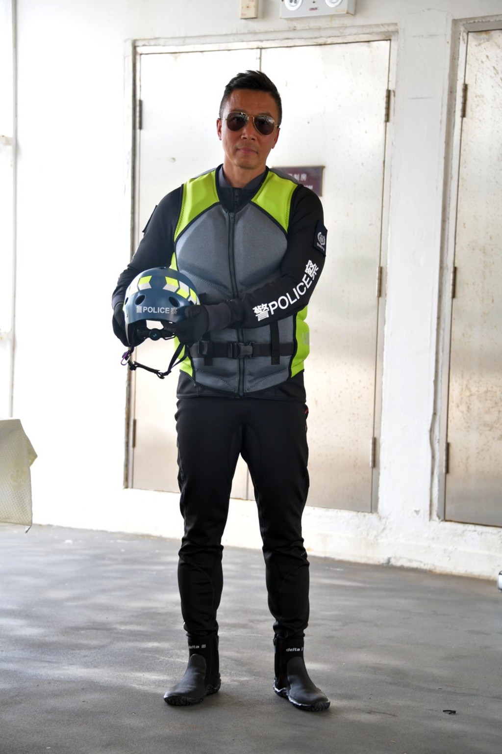 操作水上電單車的人員配備防護頭盔，以及專業潛水衣及褲，確保人員在水中保持體溫，又配備保護鞋及手套防範被割傷。 楊偉亨攝