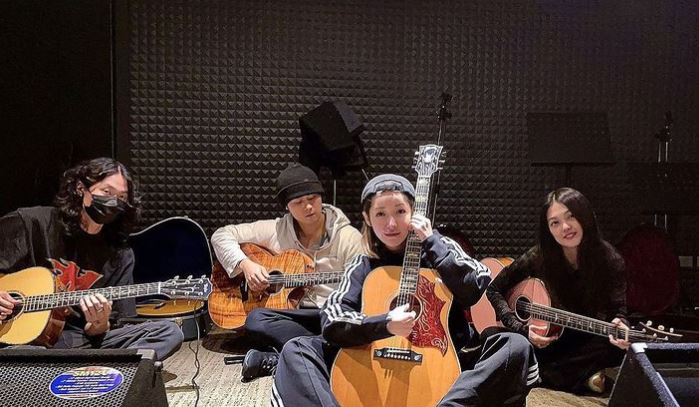 跟友人夾band十分開心。