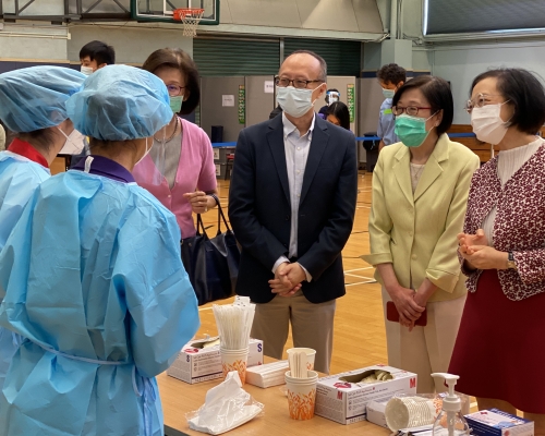 陳肇始視察駱克道體育館。政府新聞處