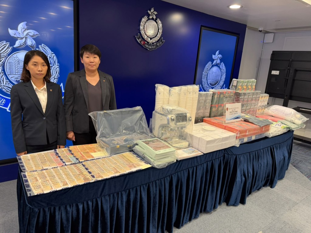 商業罪案調查科訛騙案調查組署理警司羅婉珊（右）及高級督察⁠黃斯淇（左）交代案情。