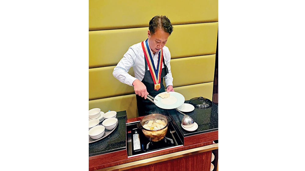 村長親自為我們煮湯