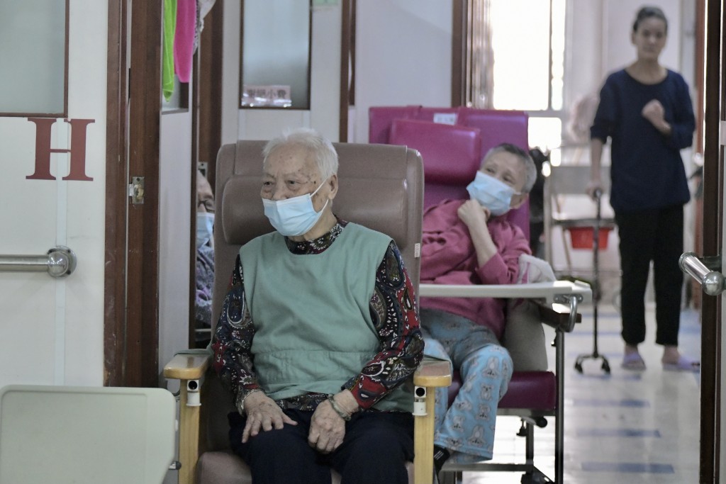 根據政府統計處預測,香港在2043年每三人中將有多於一人為長者。 根據政府統計處預測,香港在2043年每三人中將有多於一人為長者。
