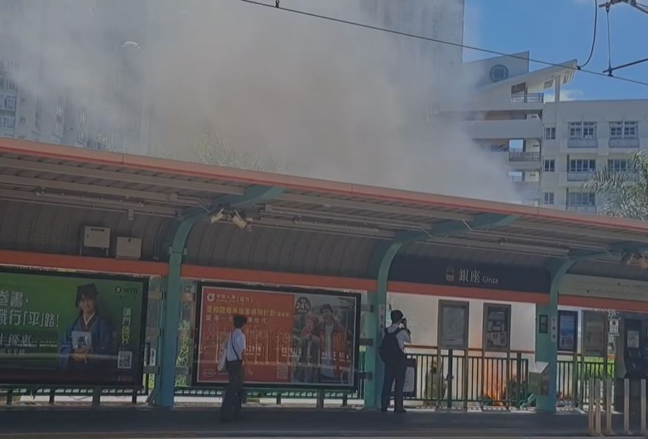 法拉利起火自焚。fb「香港交通及突發事故報料區」影片截圖