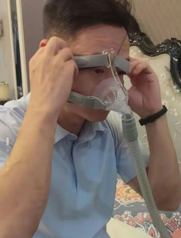 杨威患有睡眠窒息症，终身配戴呼吸机。（影片截图）
