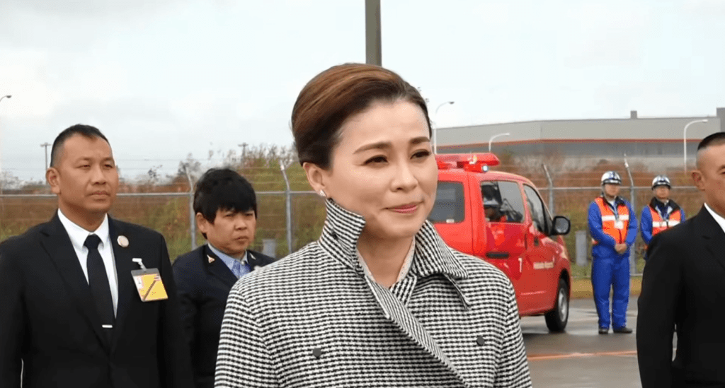 泰王后自驾专机抵北海道，担任“亚洲女子冰球锦标赛”颁奖嘉宾。Ms_MerryThought@X