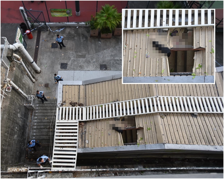 男子壓破簷篷。本報記者攝