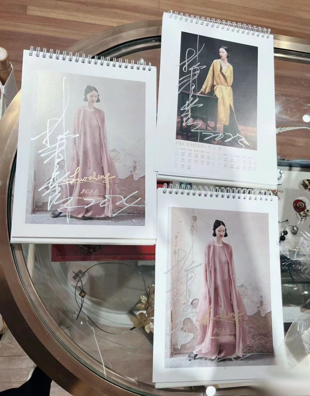 林青霞更為該店的月曆簽名，仔細一看，她還細心地為今年及明年的月曆，分別簽上「2023」及「2024」。