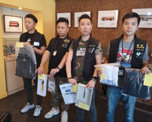 警方拘捕5名男子及檢獲鎅刀及模型刀