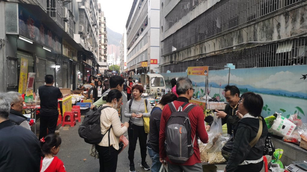 近日不少港人前往深圳莲塘坳下村街市外的摊档买餸。 黄少君摄