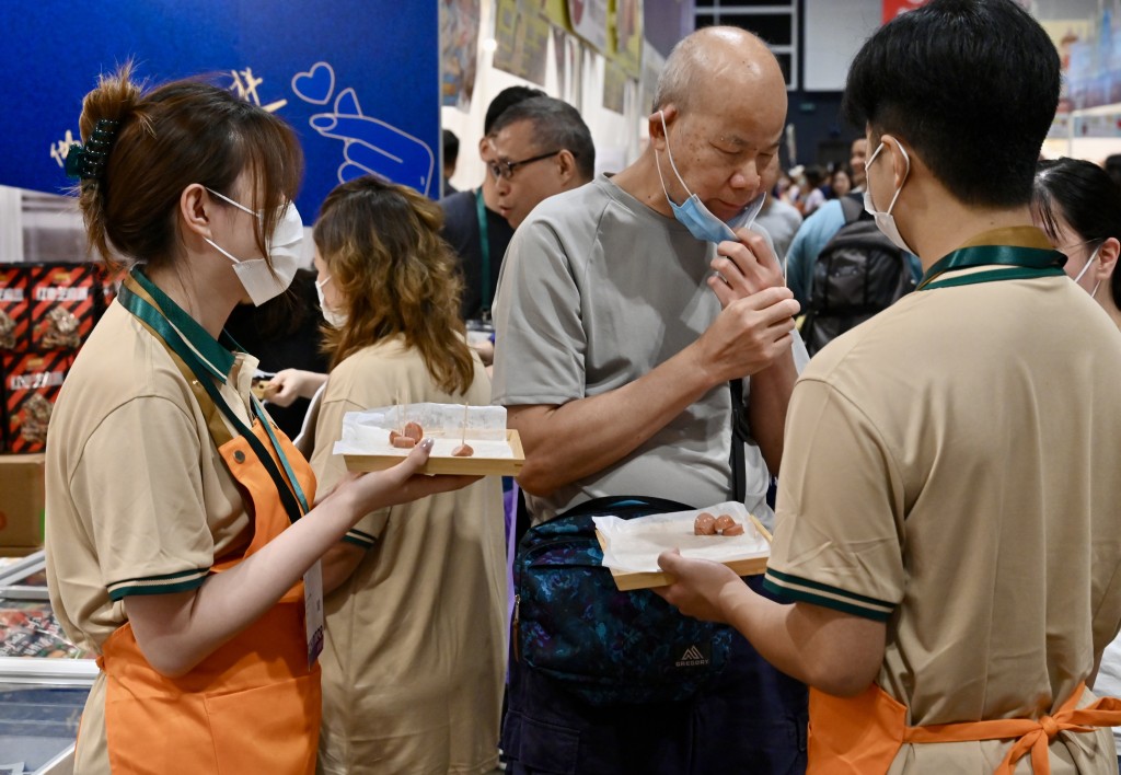 美食博覽開幕兩小時，場內已人頭湧湧，部分展覽區前更是寸步難行。鍾健華攝