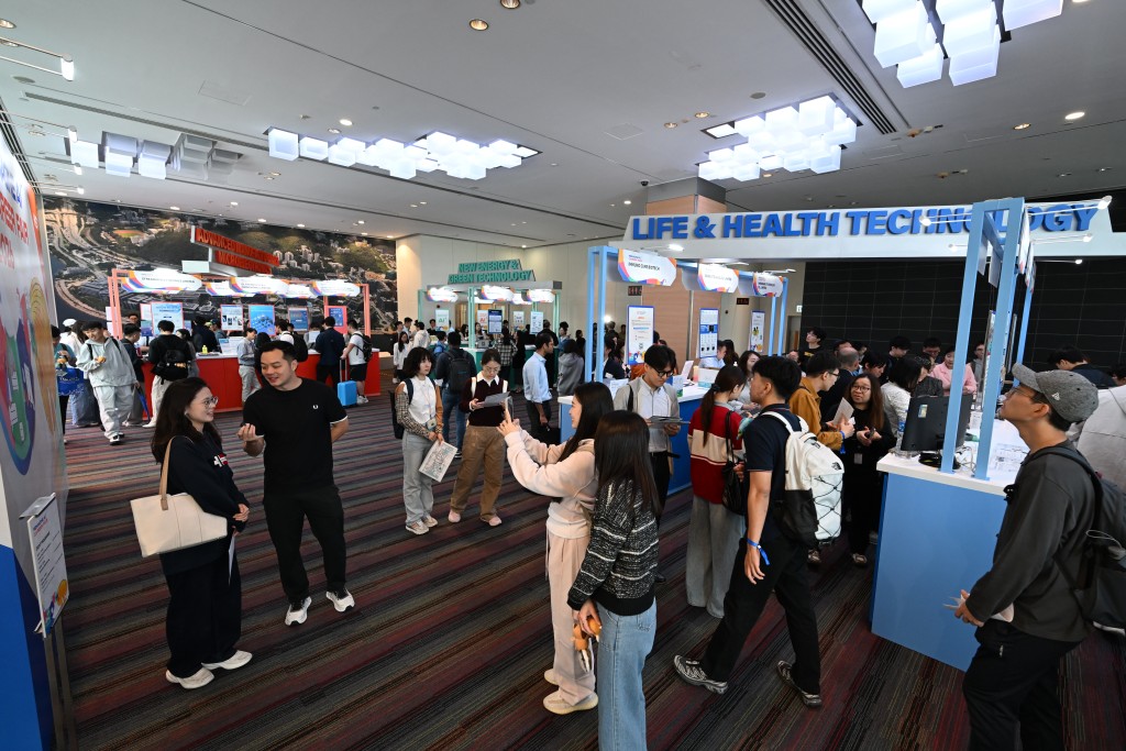 「Reimagine AI+」招聘会2026现场设有逾50个公司展位，涵盖四大策略产业范畴，吸引超过三千人次参加。