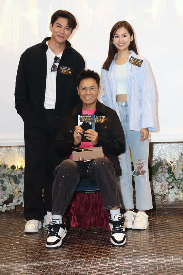 郭柏妍、羅天宇向郭晉安送贈健身手套。 郭柏妍、羅天宇向郭晉安送贈健身手套。