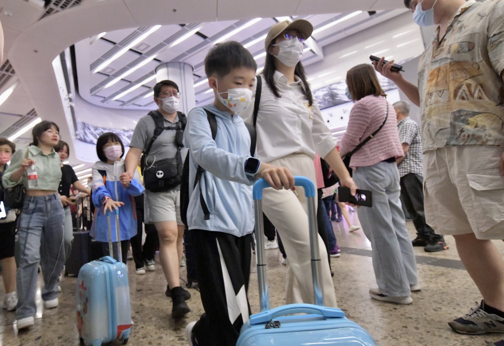 截至下午9時，本港有逾68萬人次出入境。梁譽東攝