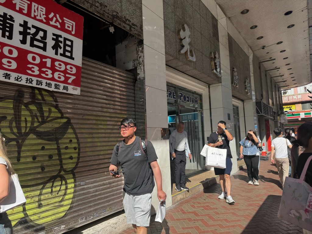 下午2時,先達門外排隊人龍暫時已消散。 下午2時,先達門外排隊人龍暫時已消散。