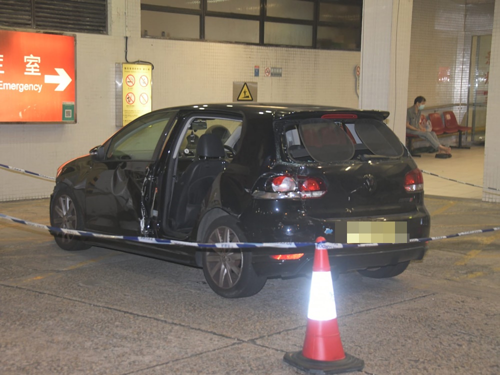 吳男座駕車門被撞甩。