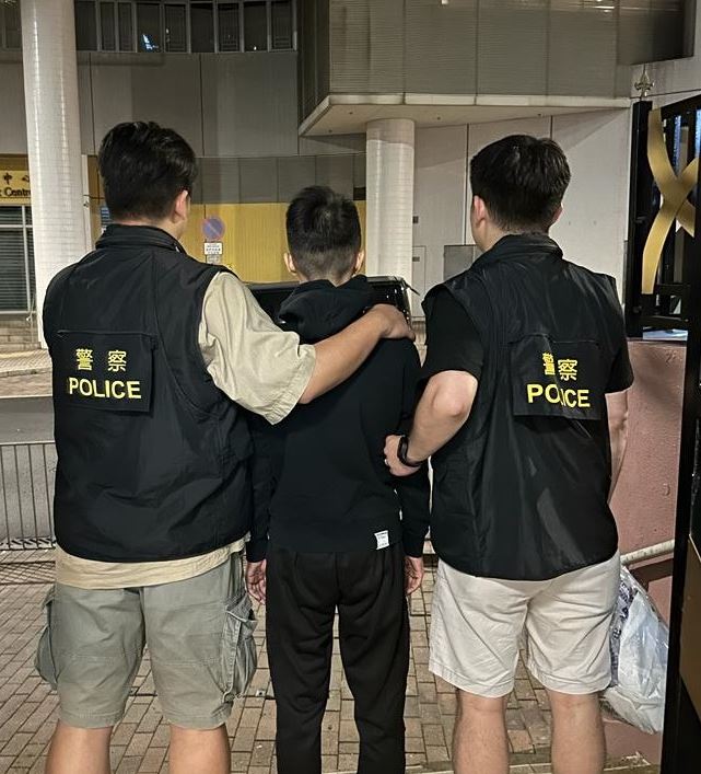 港島總區人員在香港仔拘捕一名男子。警方圖片