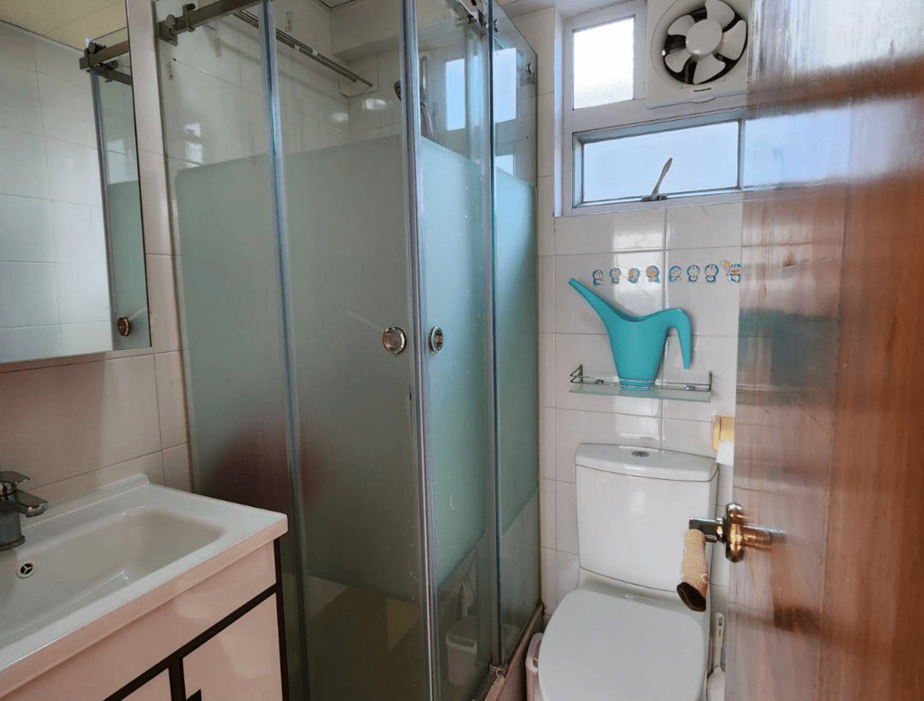 浴室採明厠設計，備有獨立淋浴間。