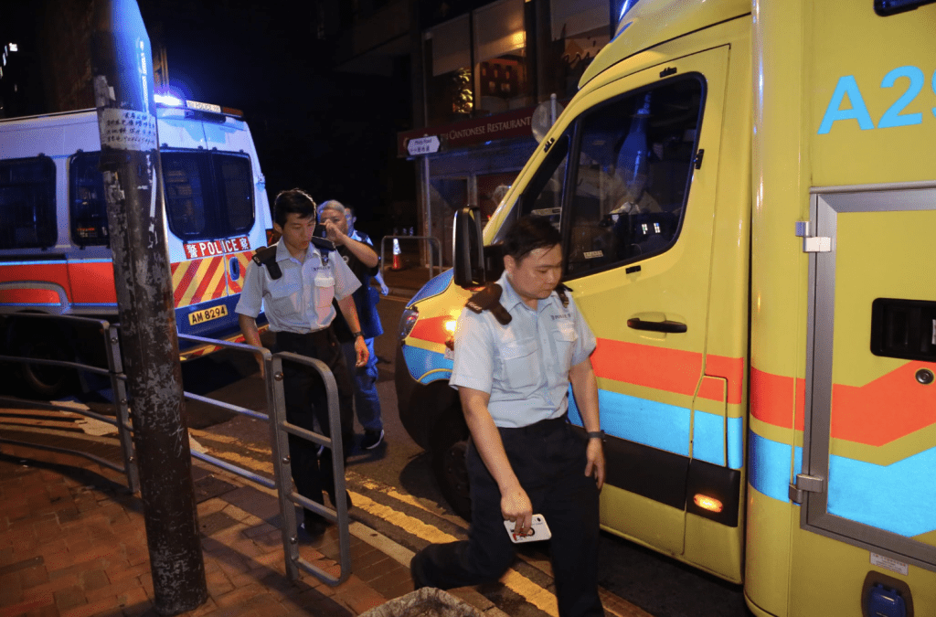 今日凌晨，尖沙咀一名紋身漢遭警員截查時反抗，造成兩名警員受輕傷。