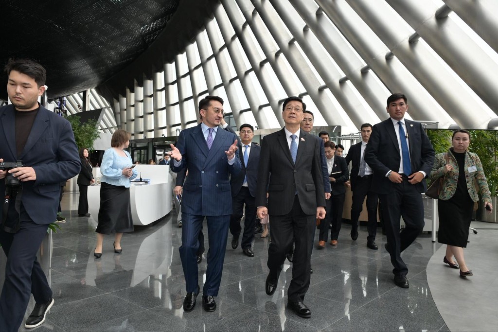 李家超(前排右)到訪阿斯塔納樞紐。旁為哈薩克斯坦副總理兼人工智能和數字發展部部長馬季耶夫(前排左)。 李家超(前排右)到訪阿斯塔納樞紐。旁為哈薩克斯坦副總理兼人工智能和數字發展部部長馬季耶夫(前排左)。