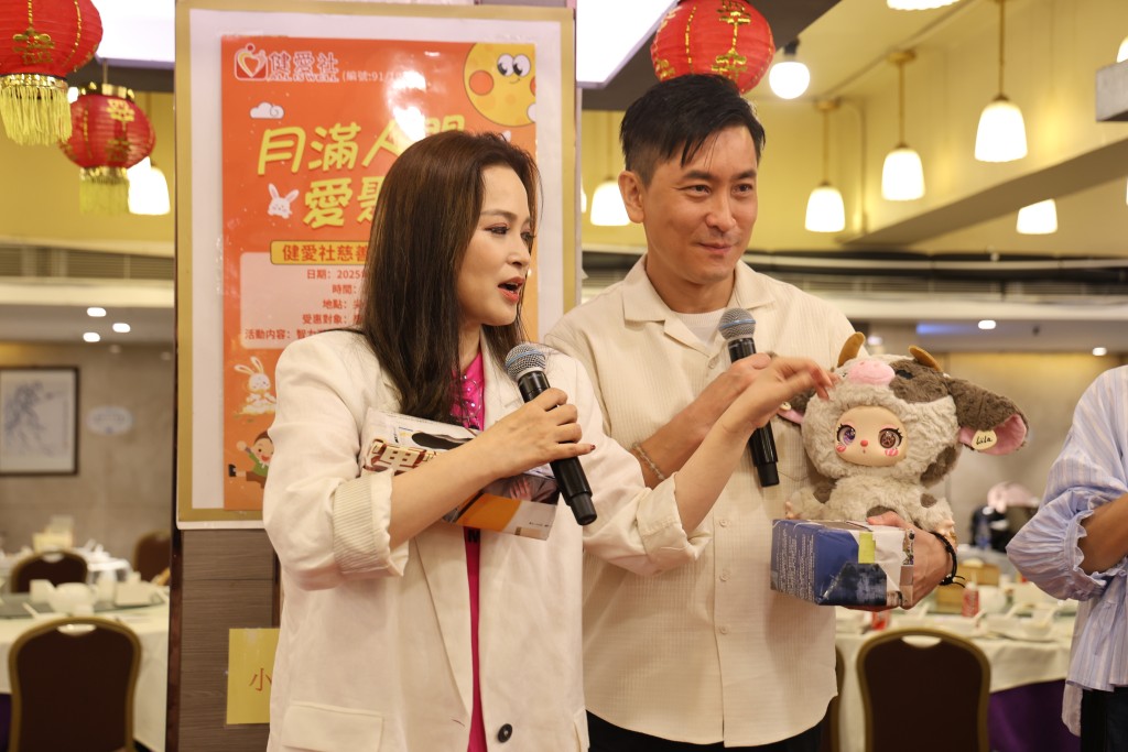 兩位與大家抽獎、玩遊戲。