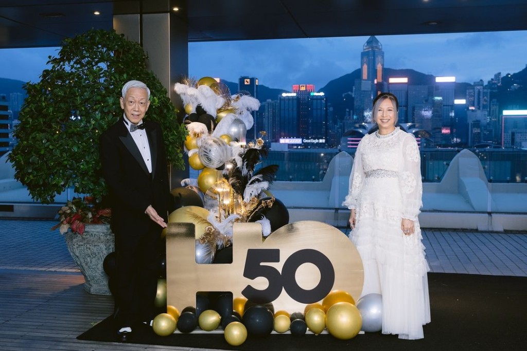 昨日（9日）是何韻詩父母的結婚50周年的金婚。