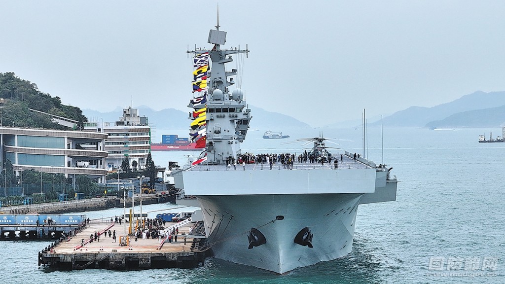部分商家廣告語中暗示「可近距離觀看軍艦」。 國防部資料圖 部分商家廣告語中暗示「可近距離觀看軍艦」。 國防部資料圖