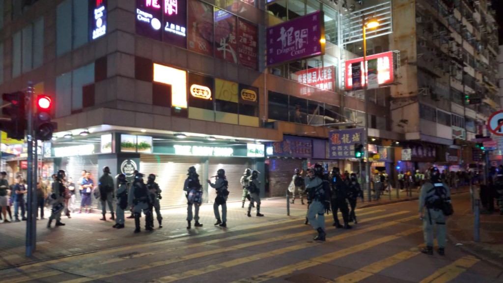 防暴警察驅散人群