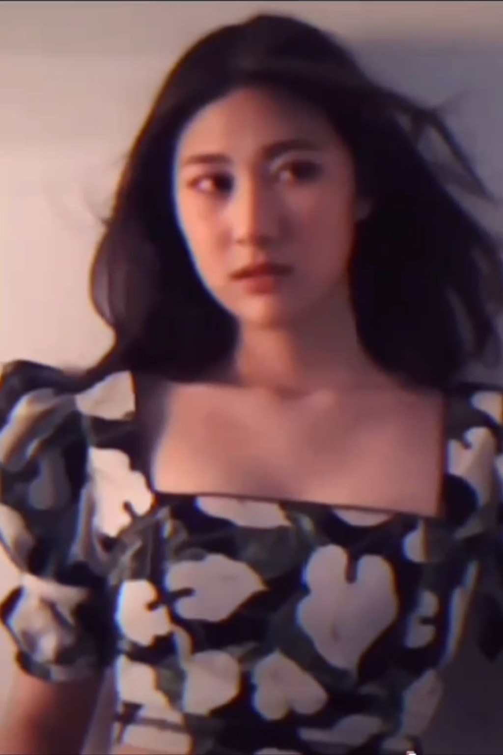 Twiggy長髮披肩,身形纖瘦,被形容係少女版李嘉欣及鍾嘉欣嘅混合體。