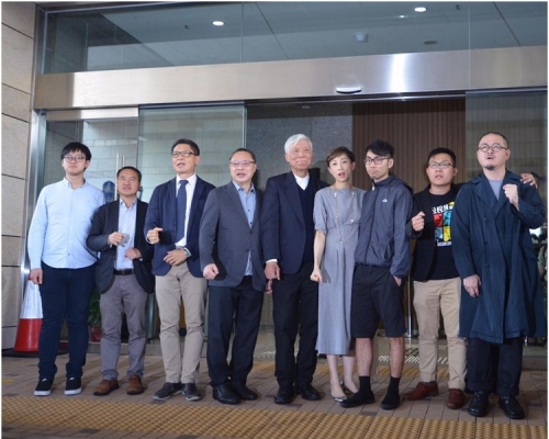 9人步離法院獲支持者鼓掌支持。陳楚琨攝
