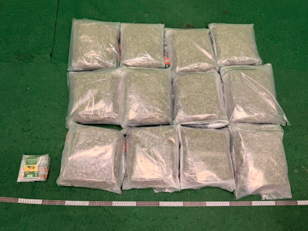海關機場拘2名曼谷抵港旅客 行李藏6公斤大麻花及私煙值230萬元。海關提供
