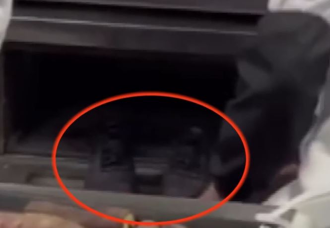 影片清晰看見一雙鞋放入焗爐內。