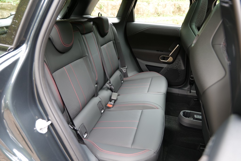 MINI JCW Aceman E (J05)後排腳位不算闊落，而且不是全平地台格式(車底鋰電呈T字形放置)