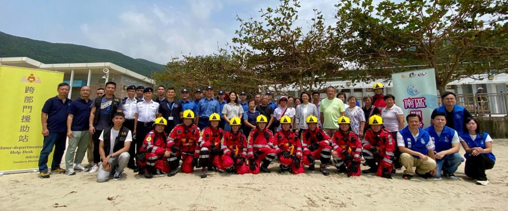 消防處聯同南區民政事務處和警務處在大浪灣村低窪地區與村民一起進行水浸救援演練。消防處FB圖片 消防處聯同南區民政事務處和警務處在大浪灣村低窪地區與村民一起進行水浸救援演練。消防處FB圖片