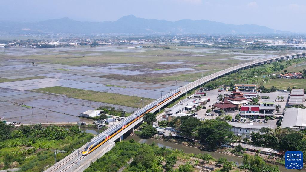 與中國合作印尼雅萬高鐵列車試行，時速首達每小時350公里。 新華社