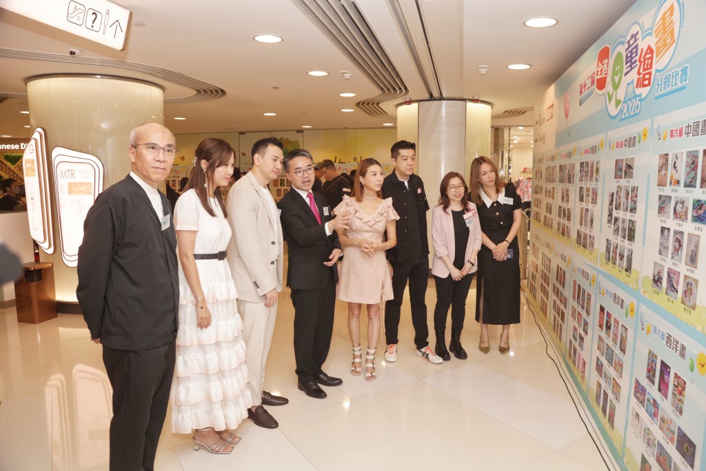 教育局副局長施俊輝（左四）與星島雜誌集團總經理兼《東周刊》總編輯任展興（左三），以及一眾專業評審及頒獎嘉賓，一起觀賞多幅得獎畫作。