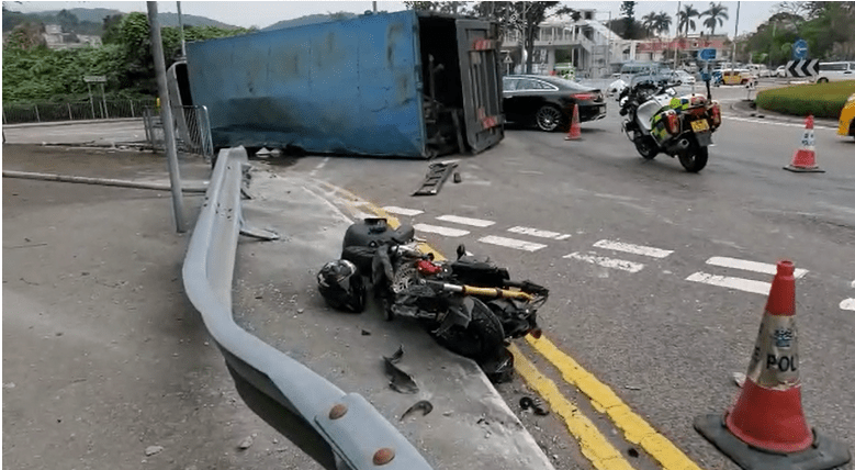 貨車翻側在路中電單車嚴重損毀。林思明攝