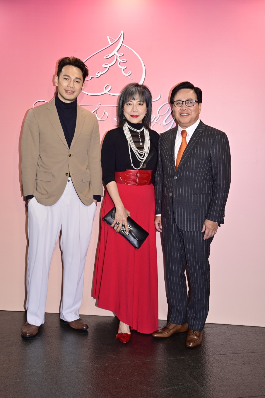 王梓轩与香港电影发展局主席父亲王英伟及妈妈，一家三口到场。