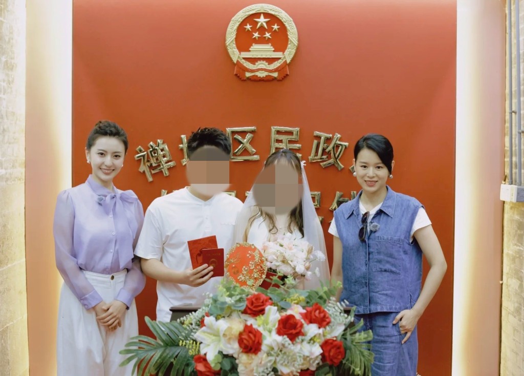 胡杏兒亂入結婚領證場地,還與一對新人合照。 胡杏兒亂入結婚領證場地,還與一對新人合照。