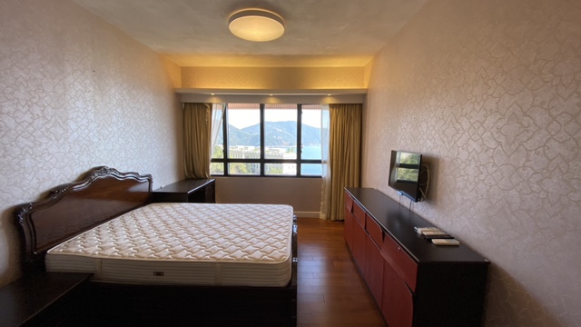 睡房放置雙人牀後，仍可從3邊下牀。