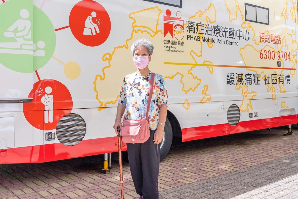 呂婆婆透過痛症診療服務改善腳部痛症。香港傷健協會圖片