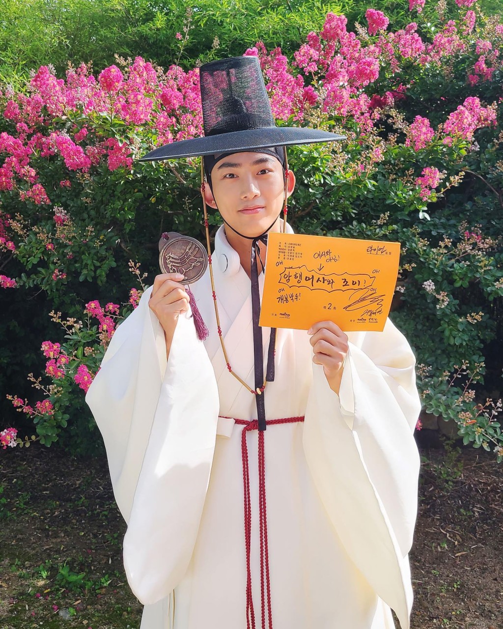 玉澤演將簽名劇本送給粉絲。